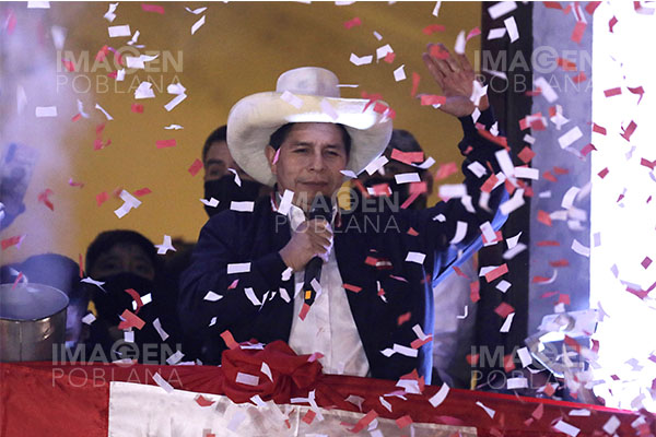 Pedro Castillo jura su cargo de presidente de Perú ante el Congreso