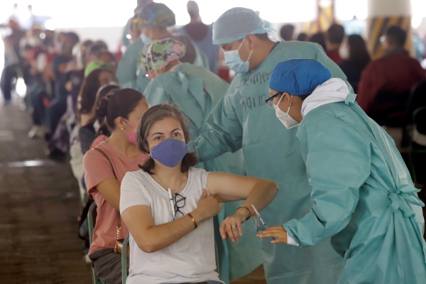Mexicanos vacunados con Sinovac, en la zozobra por baja de anticuerpos