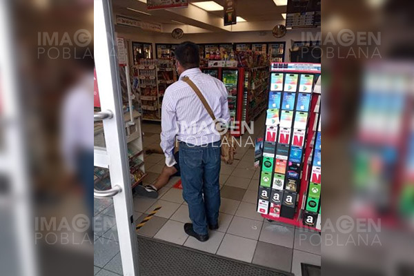 La muerte sorprende a un hombre dentro de un Oxxo