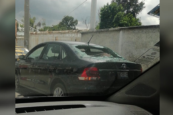 Taxistas atacan a conductor afuera de la CAPU tras confundirlo con un Uber