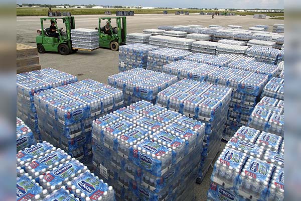 Consumir agua embotellada perjudica al ambiente 1,400 veces más que beber del grifo: estudio español