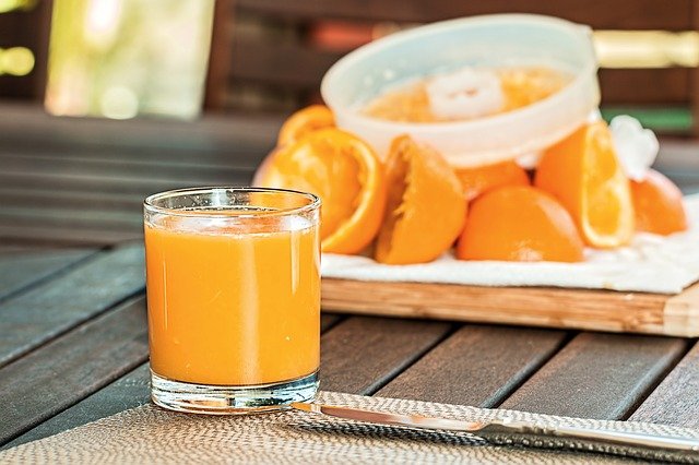 Comer frutas enteras es más saludable que ingerir jugos, según científicos