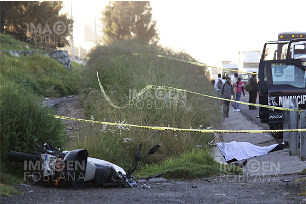 Motociclista muere al impactarse contra barra de contención