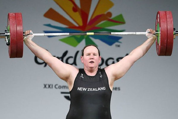 Termina su participación en Olimpiada de Tokio la primera pesista transgénero
