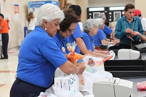 Walmart e Inapam pactan reincorporar a adultos mayores como empacadores