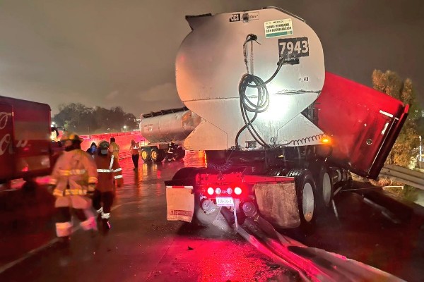 Tractocamión derrapa y provoca aparatoso accidente