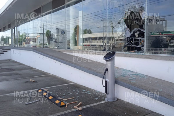A cristalazos entran a robar mercancía de concesionaria BMW