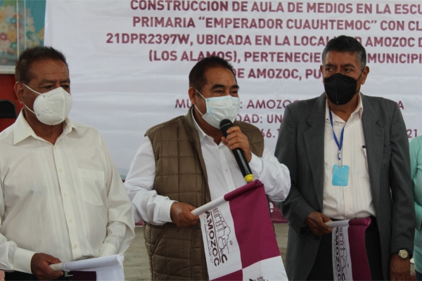 Mario de la Rosa preside inicio de construcción de aula de medios en Amozoc