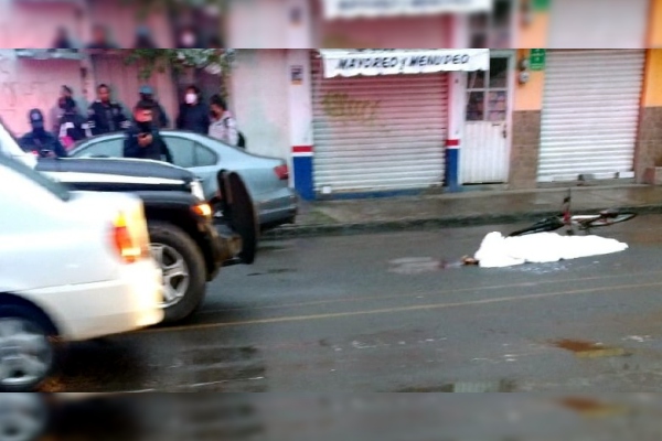 Ciclista septuagenario muere tras impactarse con una pipa