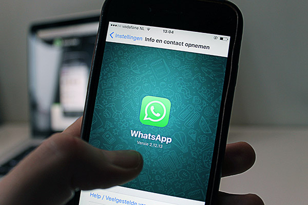 Advierten que la nueva función de WhatsApp deja más vulnerables a los niños