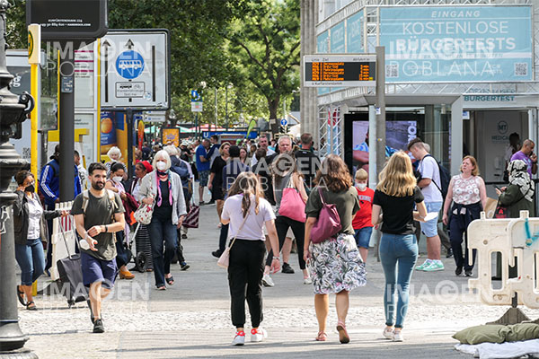Los escépticos protestan contra las restricciones por coronavirus en Berlín