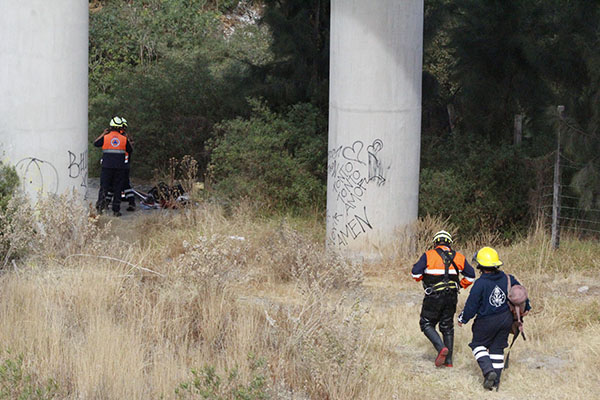 Hombre sufre caída mortal desde una barranca de 30 metros de altura