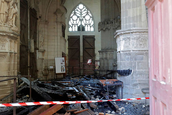 Un sacerdote es asesinado por el presunto autor del incendio de la catedral de Nantes