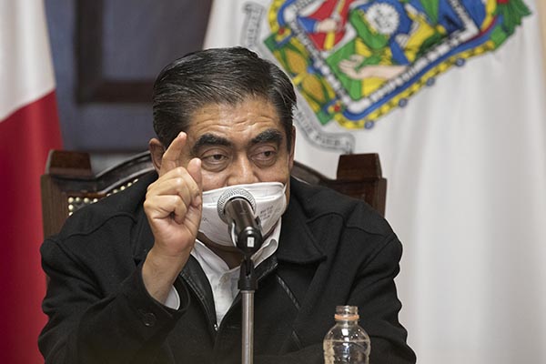 Excesos de funcionarios son insultantes, acusa Barbosa