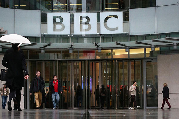 Manifestantes antivacunas asaltan una oficina de BBC en Londres