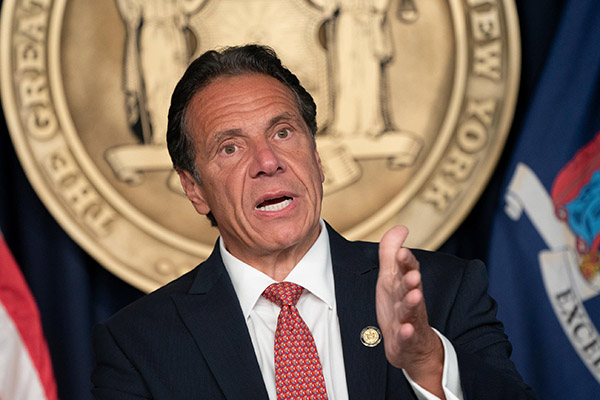 Gobernador de Nueva York renuncia tras denuncias de acoso sexual