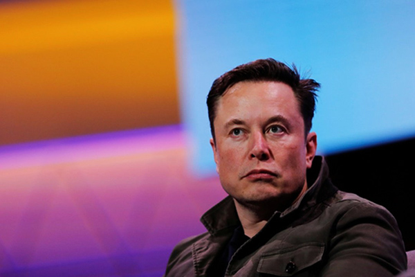 Elon Musk ofrece fabricar trajes espaciales para alunizaje de la NASA en 2024