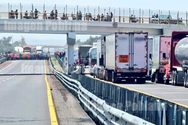 En defensa de “el Toñín”, vecinos de Palmarito bloquean la Puebla-Orizaba