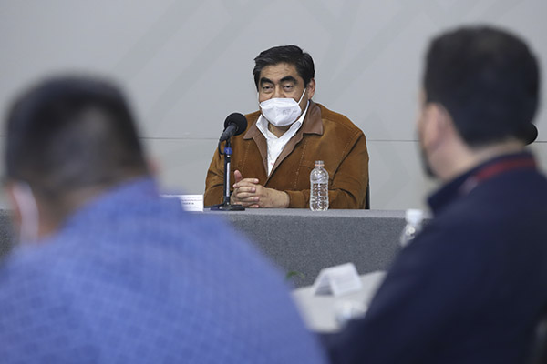 Servidores públicos deben trabajar con honradez: Barbosa