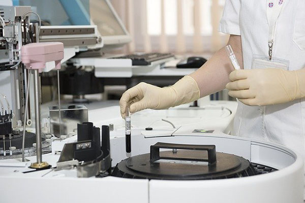OMS apunta a primer contagio de covid-19 en China ocurrido durante una investigación