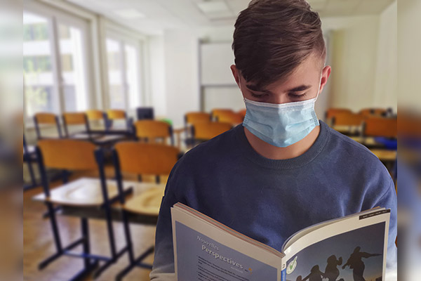 Clases presenciales en EU provocan brote de COVID-19; 1,000 niños están contagiados