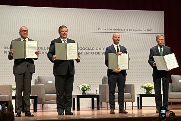 Gobierno y oposición de Venezuela firman entendimiento con México como testigo