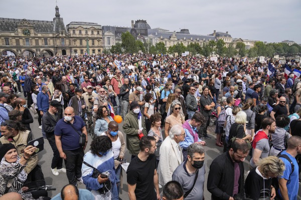 Parisinos empiezan nuevas protestas contra el pase sanitario