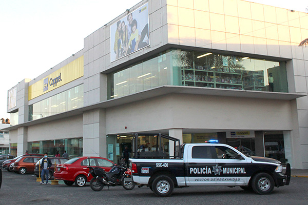 Decenas de celulares robados durante asalto en Coppel de Plaza San Pedro