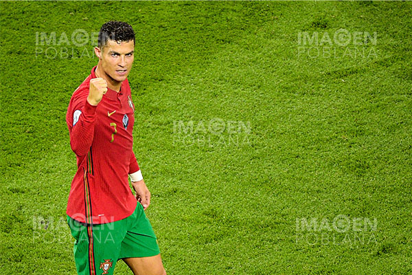 Ronaldo se convierte en blanco de críticas luego de que Messi se unió al PSG