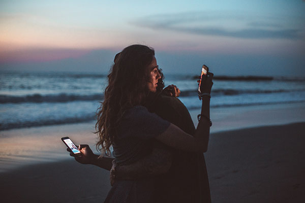 Qué es el phubbing y cómo está afectando las relaciones sociales entre las personas