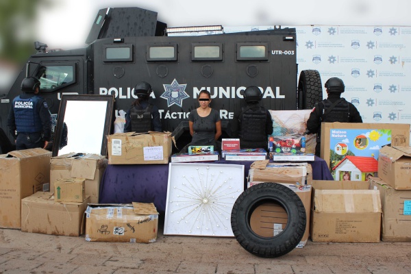 Policías municipales rescatan a transportista y recuperan camión robado