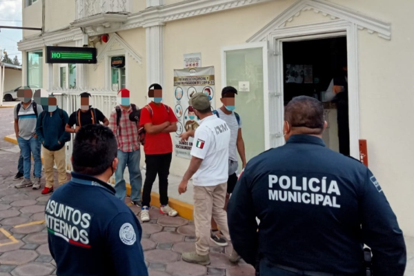 Policía Municipal de Puebla rescata a 16 migrantes retenidos en un hotel