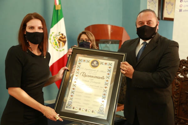 Atlixco entrega reconocimiento a la Embajadora de la República Dominicana en México