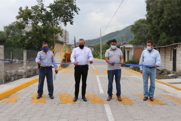 Guillermo Velázquez continúa entregando obras en juntas auxiliares de Atlixco