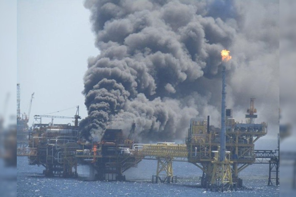 Sube a cinco la cifra de muertos por explosión en plataforma de Pemex