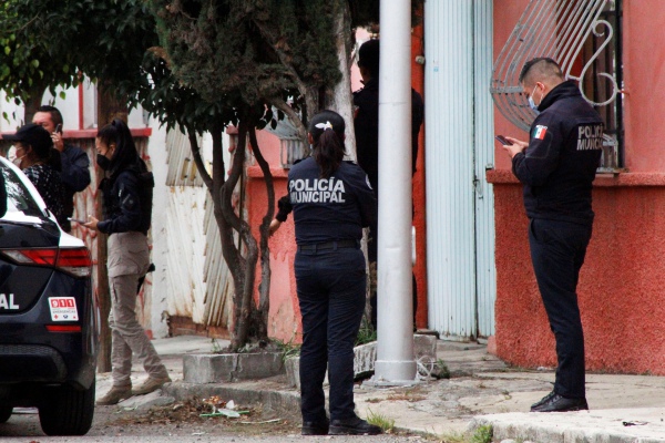 Familiares descubren fosa y cadáver en casa de hombre recién fallecido