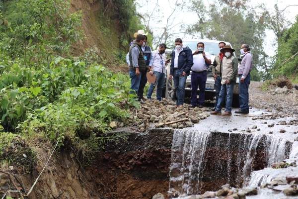 Incrementa Secretaría de Infraestructura maquinaria en Sierra Norte para liberar caminos