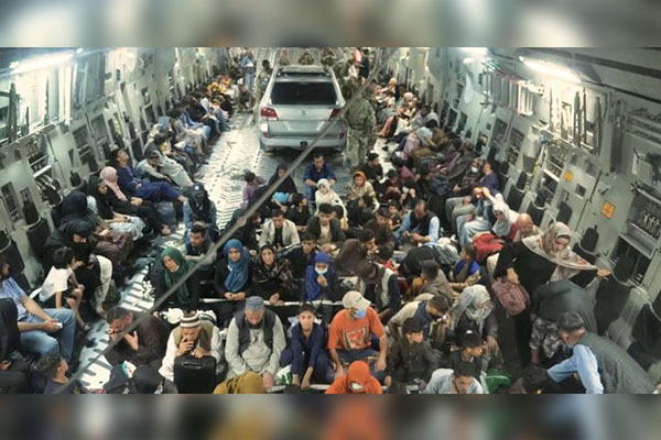 Reino Unido recibe fuertes críticas por "rescatar" un auto de Afganistán