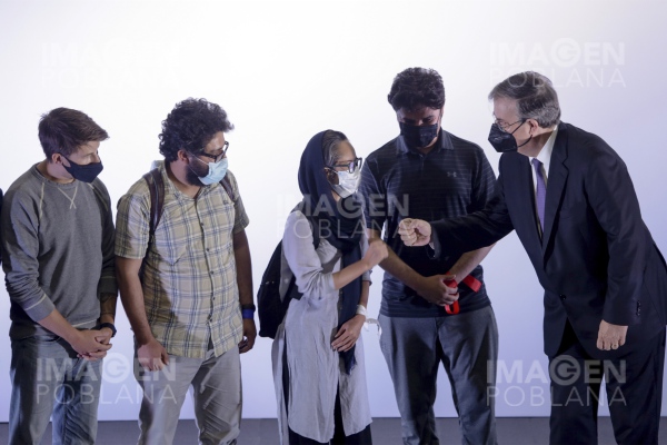 México recibe a grupo de periodistas refugiados afganos