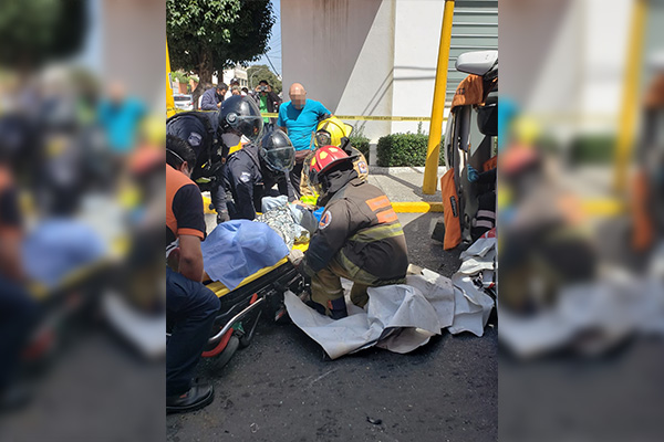 Una mujer queda prensada luego de sufrir aparatoso choque