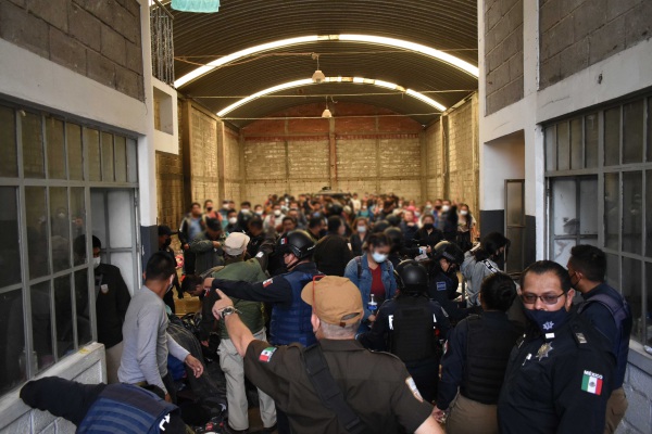 Policías municipales de Puebla y personal del INM rescatan a 200 migrantes