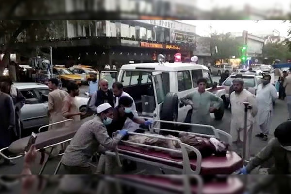Cifra de muertos por atentados en Kabul se eleva a más de cien