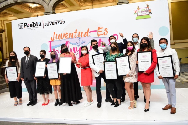 Gobierno municipal de Puebla entrega reconocimientos a jóvenes destacados