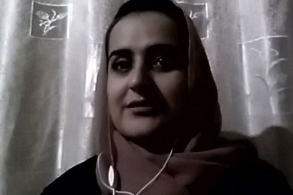 La primera mujer en entrevistar a portavoz de talibanes huye de Afganistán