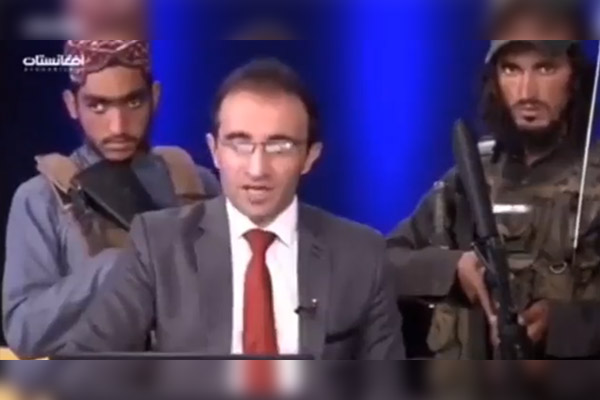 Talibanes vigilan medios de comunicación a punta de fusil