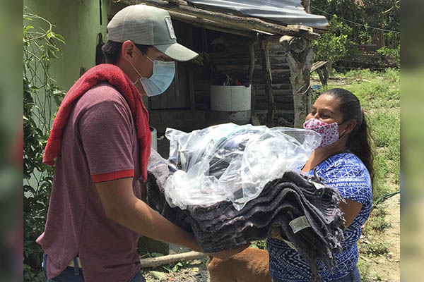Entrega SEDIF apoyos a damnificados de Venustiano Carranza