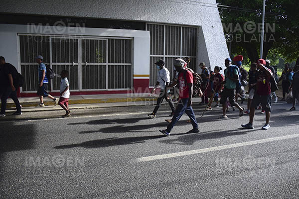 Agente pisa y patea cabeza de migrante en Chiapas