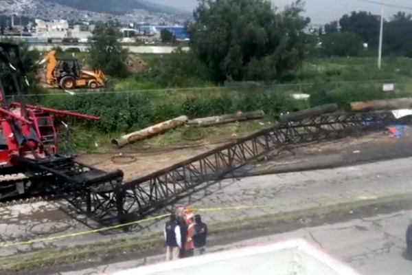 Cinco trabajadores mueren tras caerles una grúa en el Estado de México