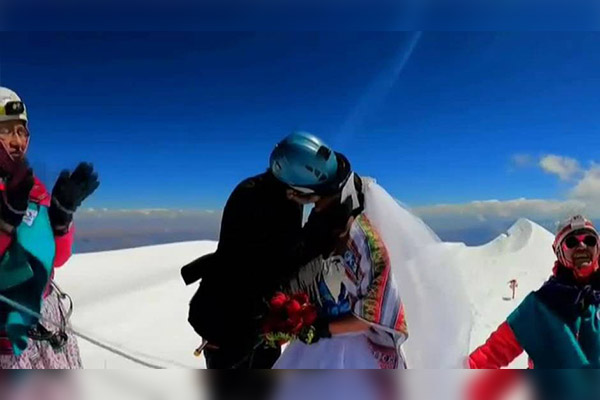 Boda de altura: pareja boliviana escala una montaña de más de 6,000 metros para darse el “sí”