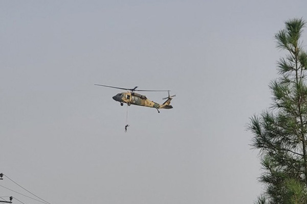 Helicóptero vuela en Afganistán con persona supuestamente ahorcada, según redes